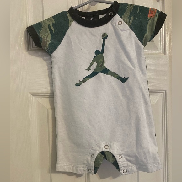 Jordan Baby Boy City of Flight Charlotte Romper - Picture 1 of 8